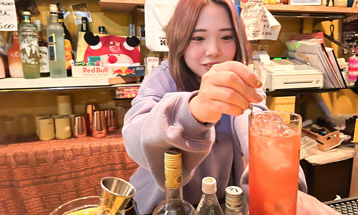 New yellow & the Musiqスタッフがカクテルを作っている写真