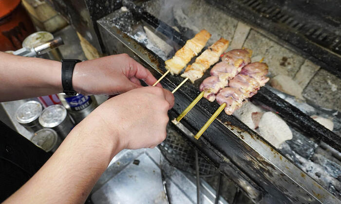 焼き鳥を焼いている画像