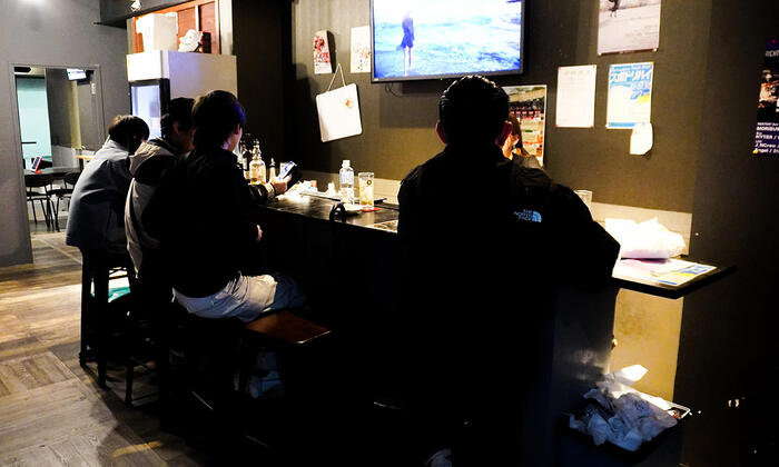 PEPEで飲んでいるお客さんの写真