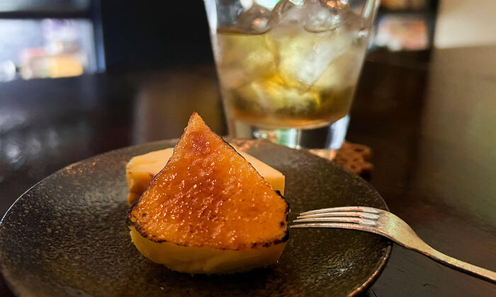 カヌレ風チーズケーキとウィスキー