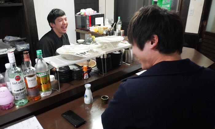 厳選さいば屋の大将とお客さんが話している写真